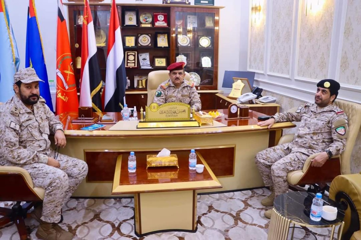 The Minister of Defense receives the Commander of the coalition forces in Aden