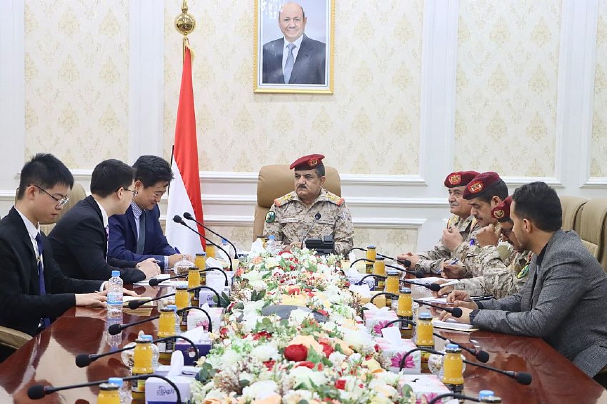 Minister of Defense to the Chinese Embassy: Peace and the Houthi militia are two opposites that cannot meet