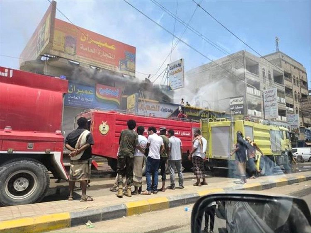 عدن.. حريق في محلات كهربائية بالشيخ عثمان