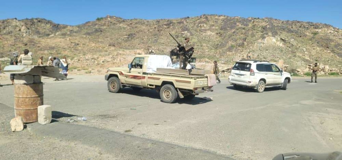 The joint security campaign in Al-Hadd Yafaa arrests a number of wanted persons and removes the barricades in (Wadi Dan)