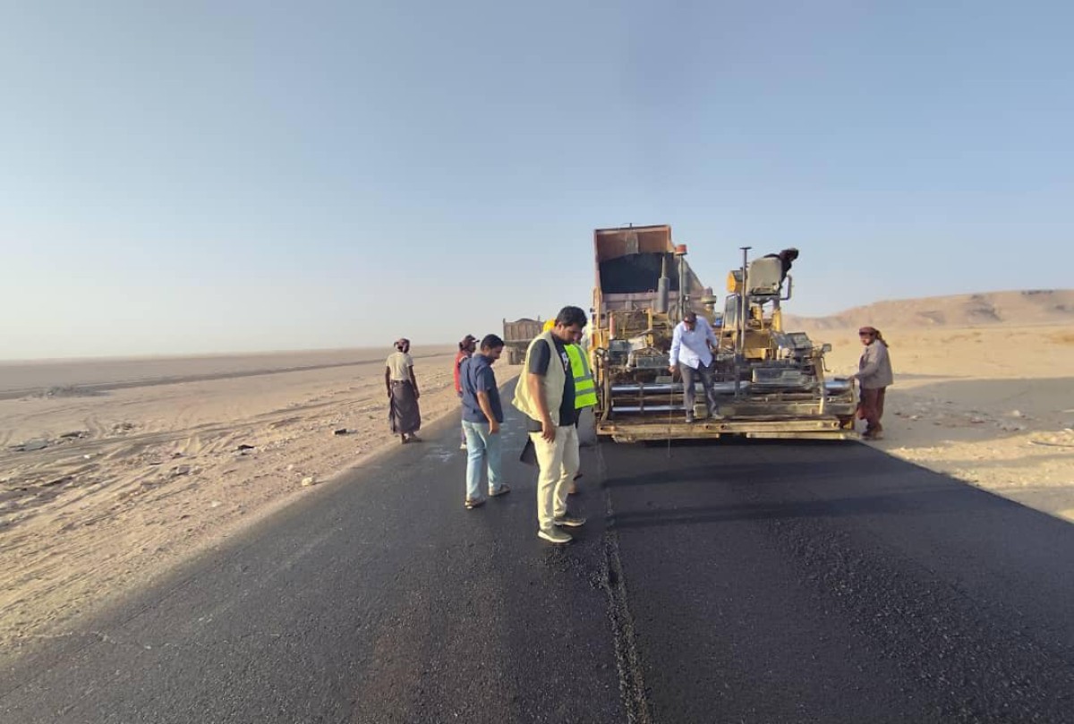 Asphalt work continues on the Ataq-Al-Abr international road in Shabwa