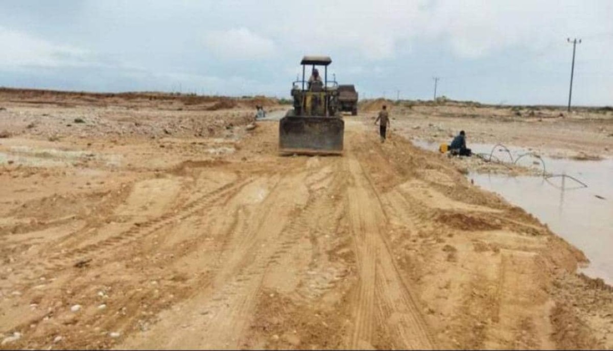 Opening the roads affected by the depression in Al-Mahra