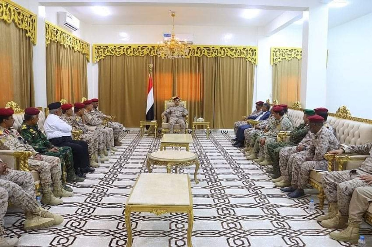 The Minister of Defense holds an expanded meeting led by the Al-Ghaydah axis