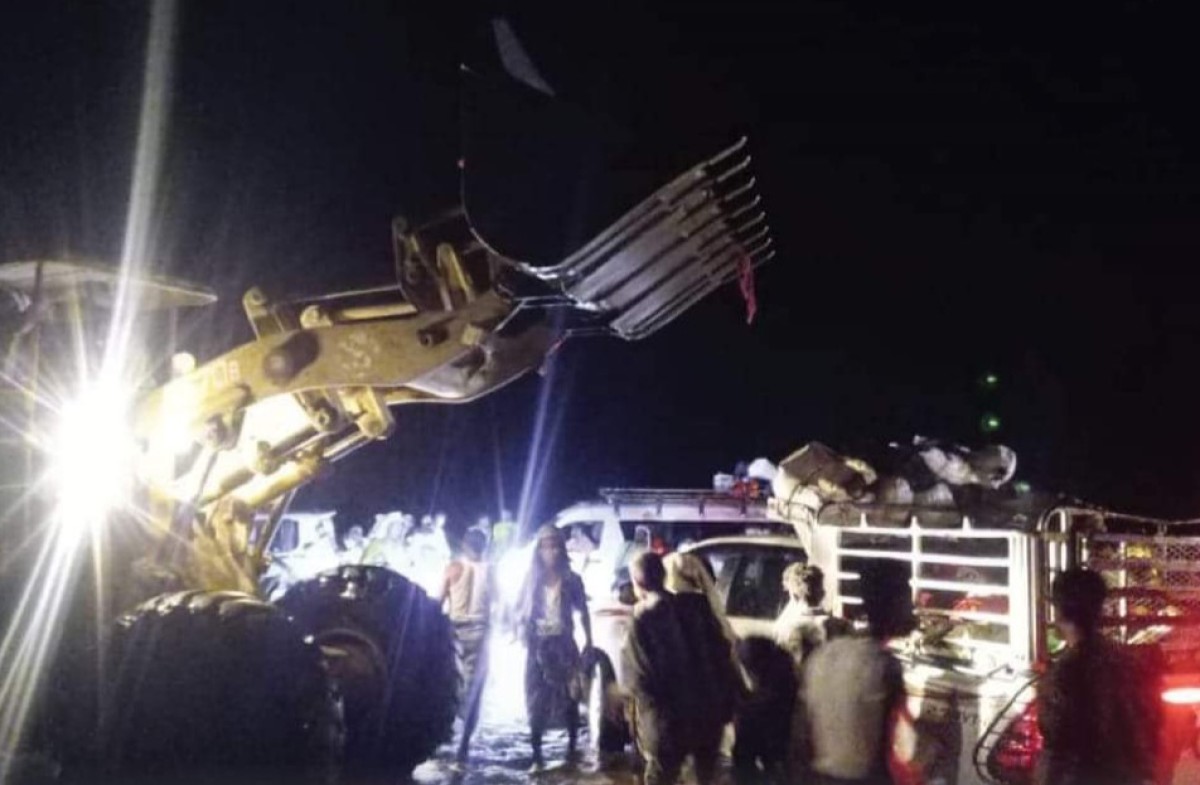 The Road and Bridge Maintenance Fund rescues those stranded on the Wadi Hassan Bridge in Abyan