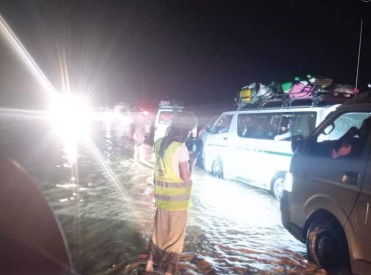 The Road and Bridge Maintenance Fund rescues those stranded on the Wadi Hassan Bridge in Abyan