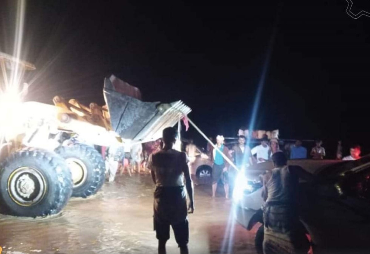 The Road and Bridge Maintenance Fund rescues those stranded on the Wadi Hassan Bridge in Abyan