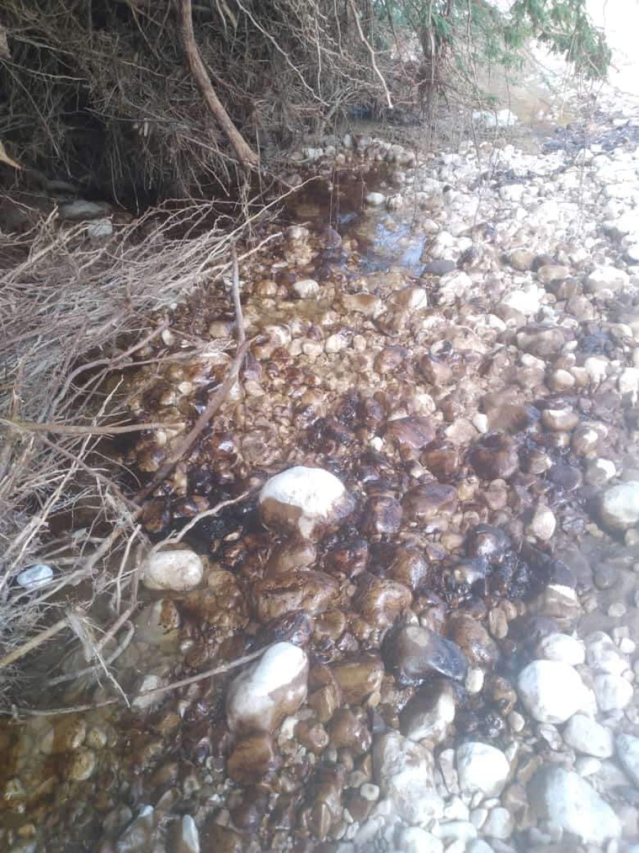 Shabwa.. Lamatir residents complain about the threat of oil spill on water fields and wells