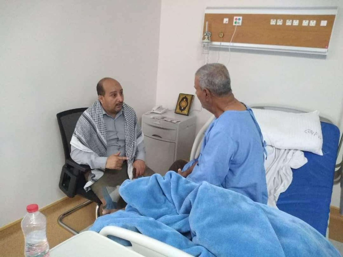 The Secretary-General of the Liberation Front checks on the health of the Al-Marda’i fighter in Aden