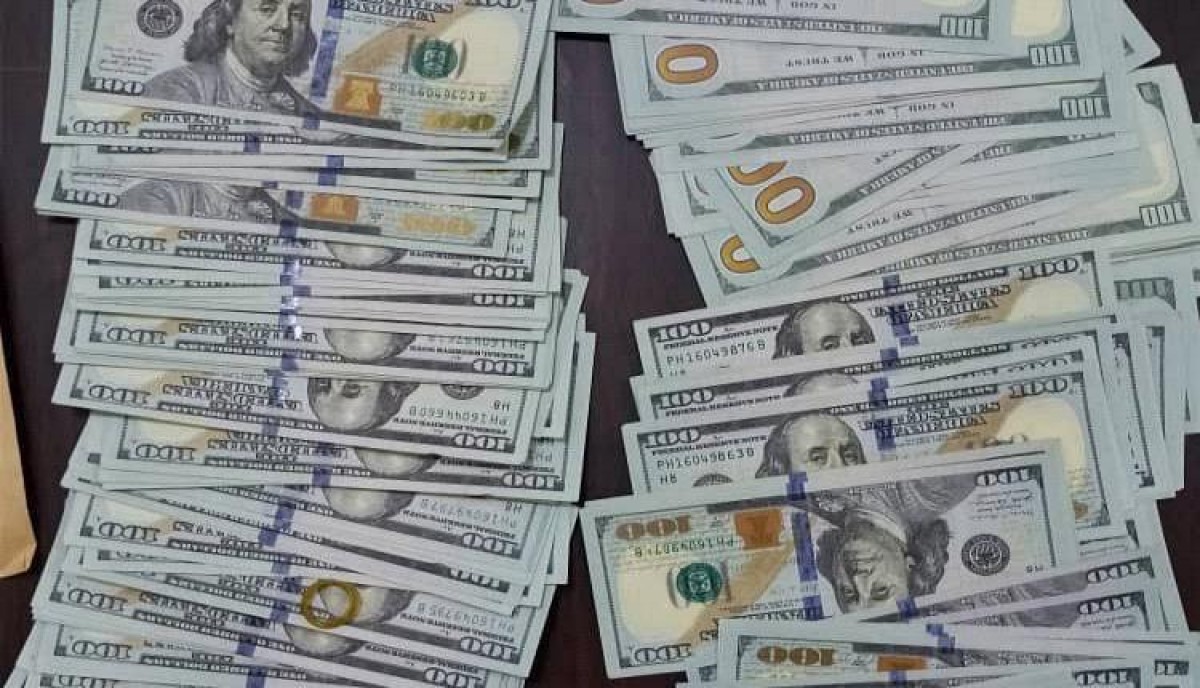 Mahra security arrests a gang in possession of 14,000 counterfeit dollars