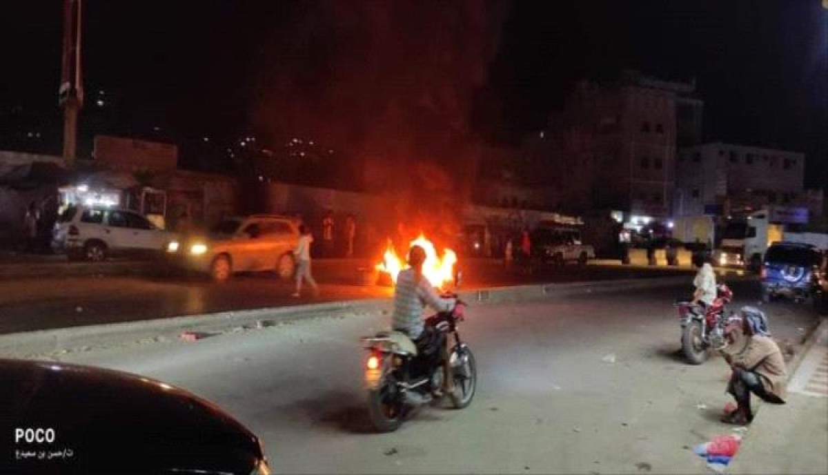 Blocking roads and burning tires... Angry protests in Mukalla against the backdrop of deteriorating electricity service