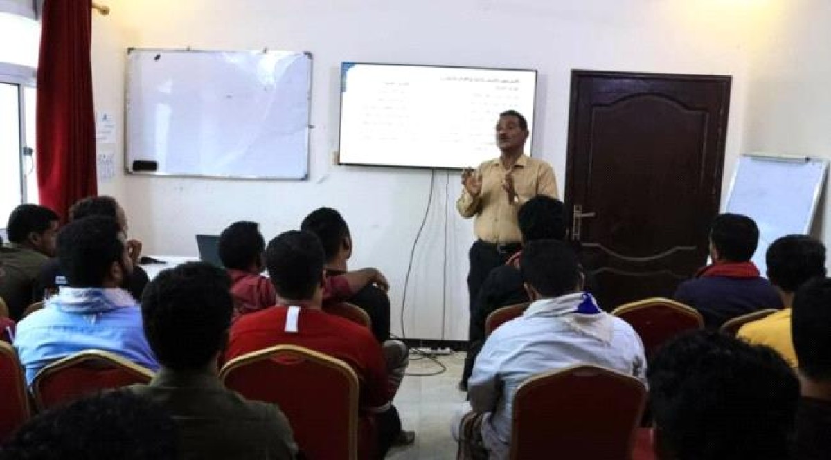 The Transition Coordinator of the College of Administrative Sciences in Hadramaut holds a training evening