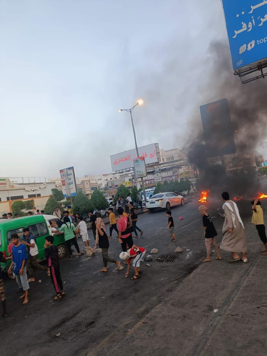 Angry protesters are again blocking roads in Aden