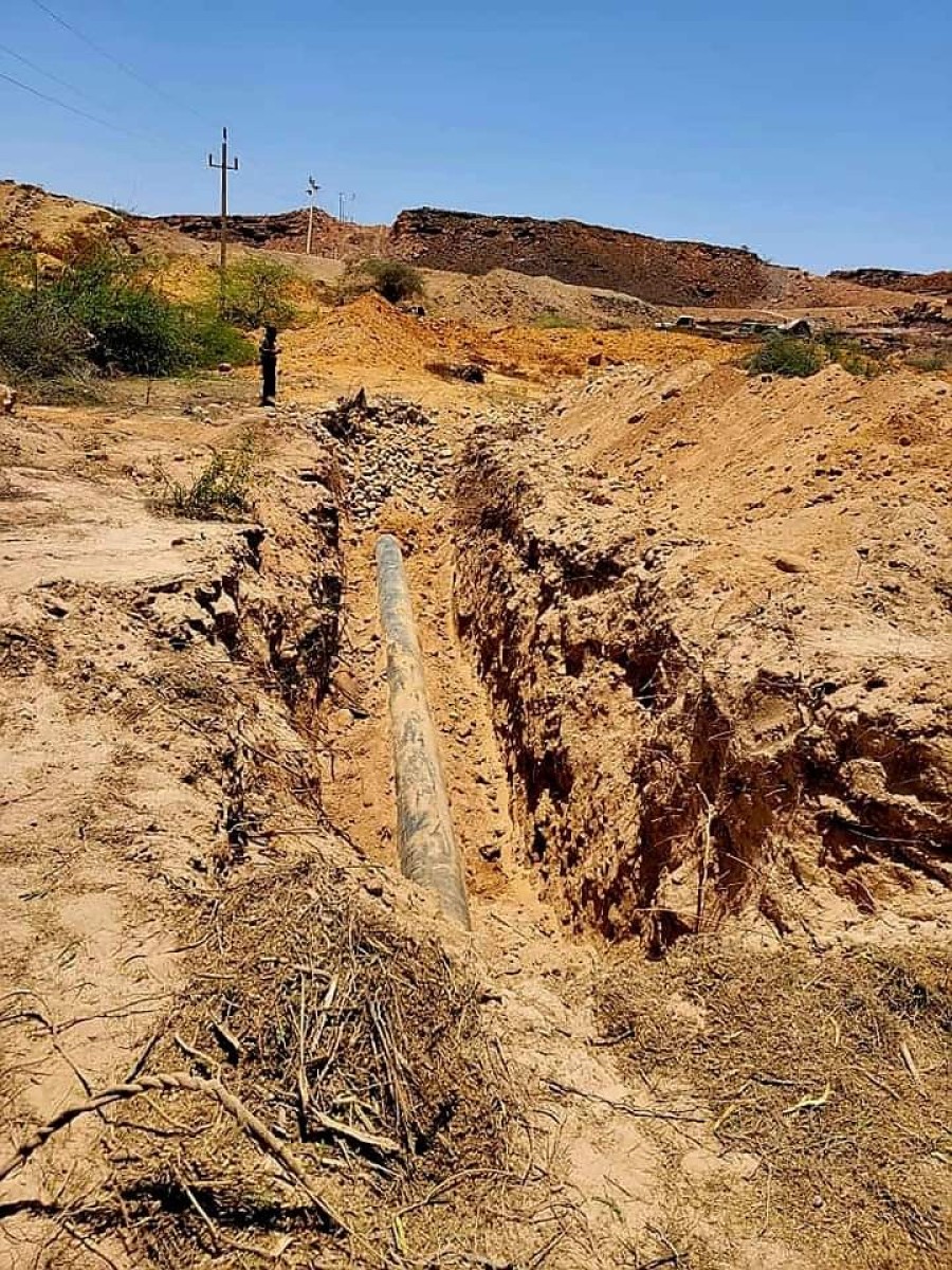 A technical team repairs the oil spill problem in the Lamatir area in Rawdat Shabwa