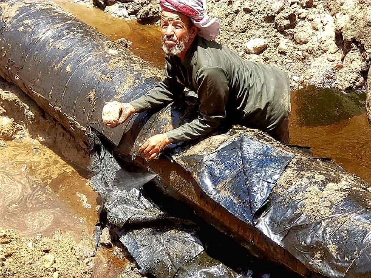 A technical team repairs the oil spill problem in the Lamatir area in Rawdat Shabwa