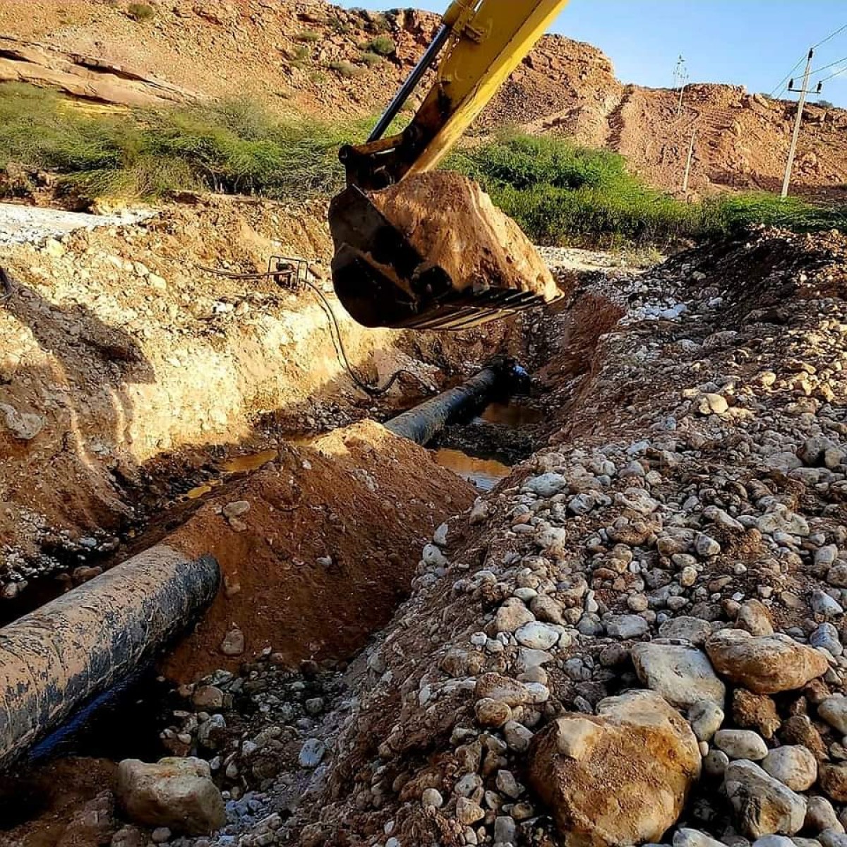 A technical team repairs the oil spill problem in the Lamatir area in Rawdat Shabwa