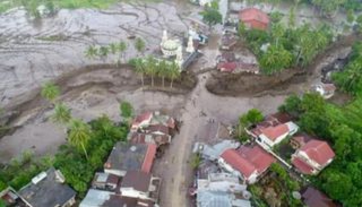 Indonesia is experiencing shock...a “water mountain” falls on the heads of dozens (photos)