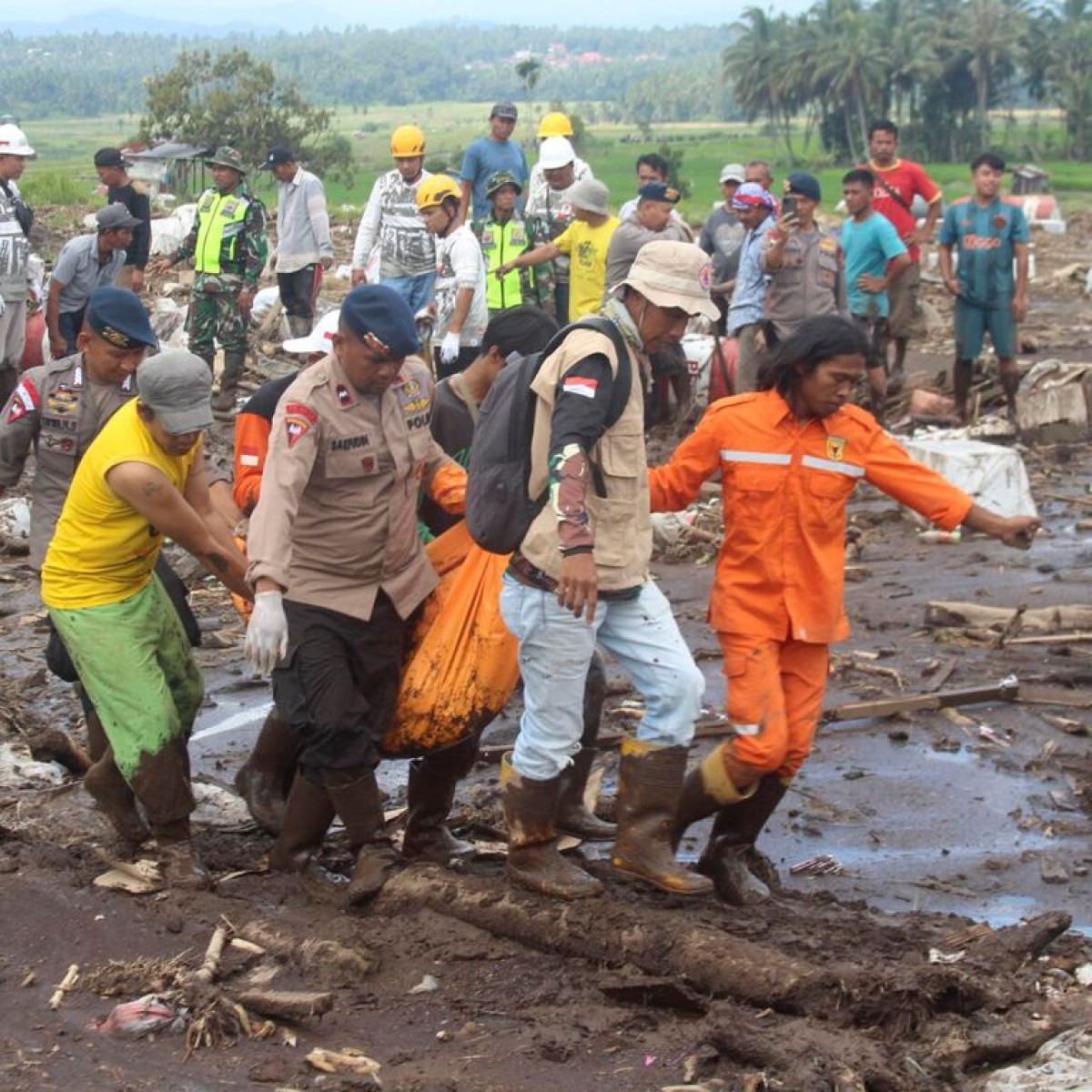 Indonesia is experiencing shock...a “water mountain” falls on the heads of dozens (photos)