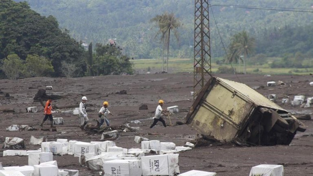 Indonesia is experiencing shock...a “water mountain” falls on the heads of dozens (photos)