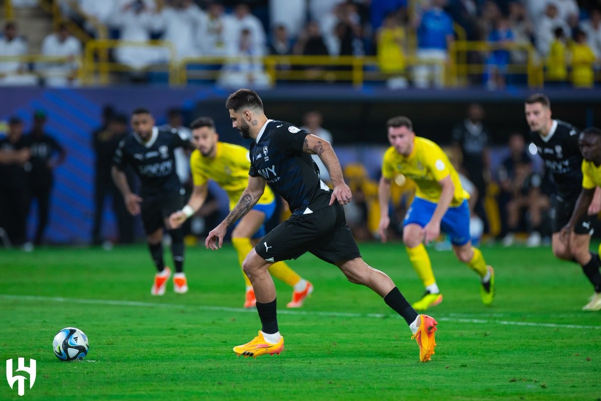 الهلال يرفض السقوط.. والنصر يخدش كبرياء البطل