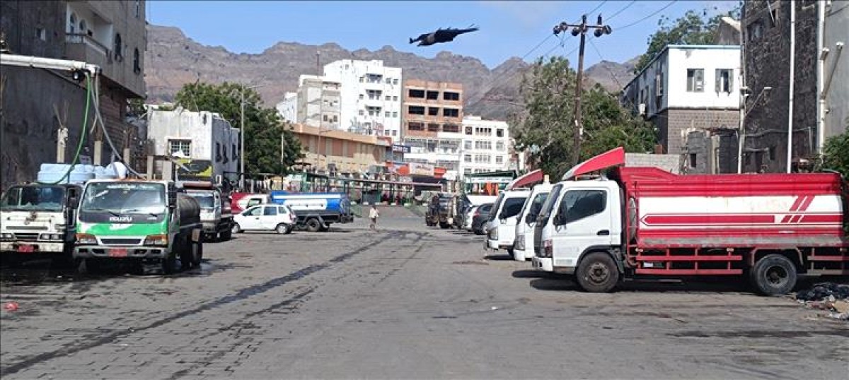 عدن.. ملاك وسائقو "بوزات المياه "ينظمون وقفة احتجاجية للمطالبة بإلغاء رسوم تراخيص مزاولة مهنة