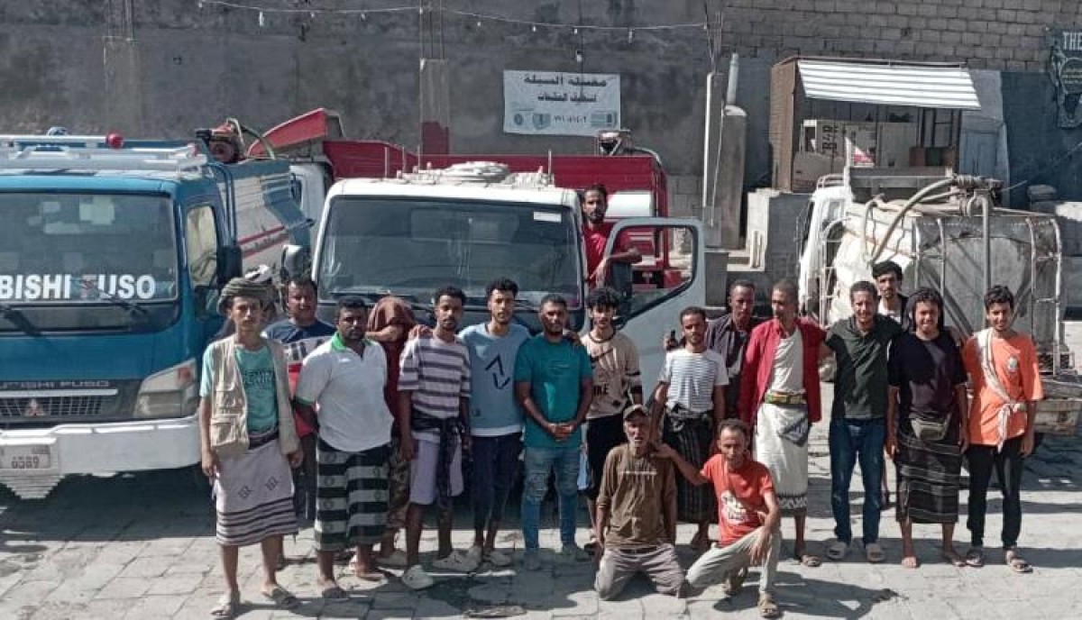 عدن.. ملاك وسائقو "بوزات المياه "ينظمون وقفة احتجاجية للمطالبة بإلغاء رسوم تراخيص مزاولة مهنة