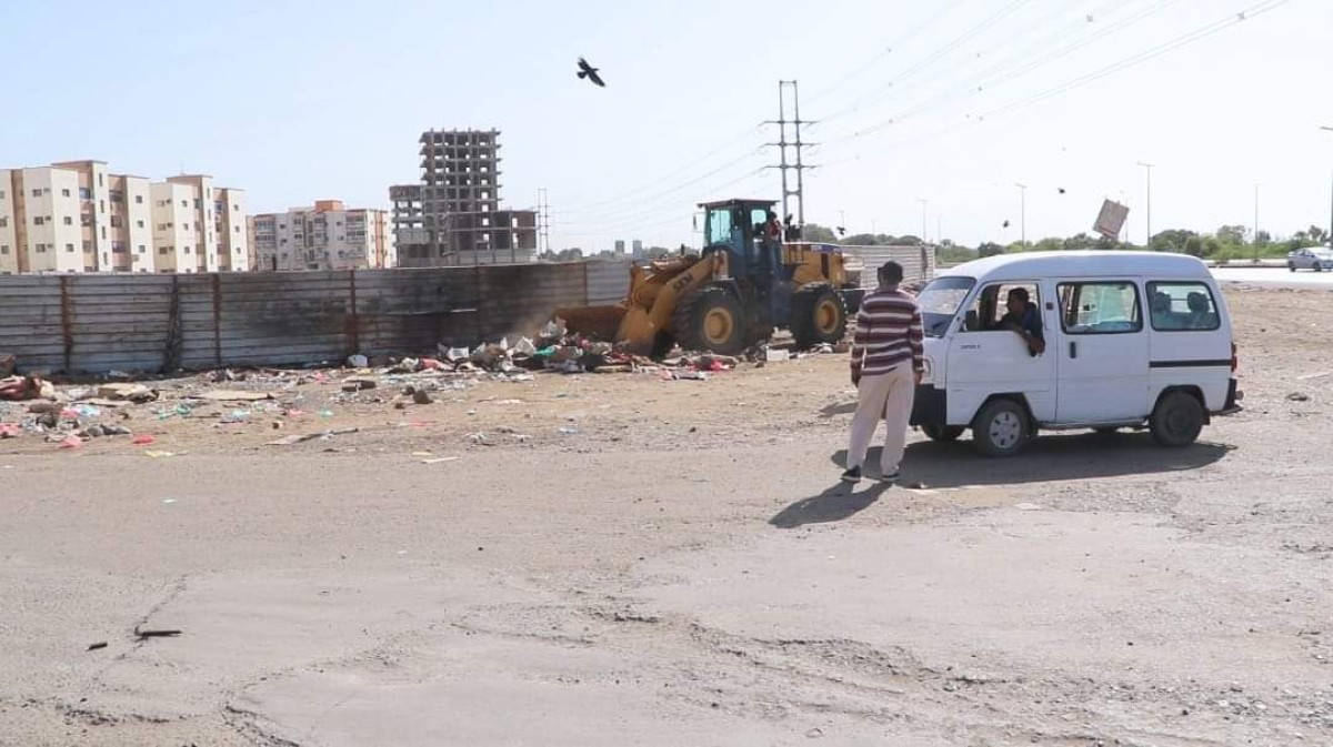 The local authority in Buraiqa carries out a massive removal campaign for slums and waste on the main street and Inma City