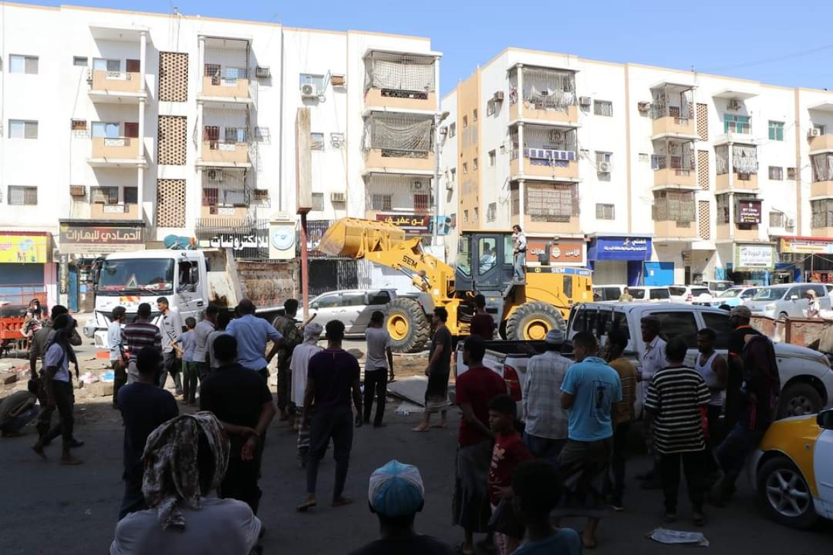 The local authority in Buraiqa carries out a massive removal campaign for slums and waste on the main street and Inma City