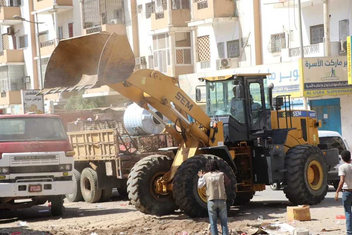 The local authority in Buraiqa carries out a massive removal campaign for slums and waste on the main street and Inma City