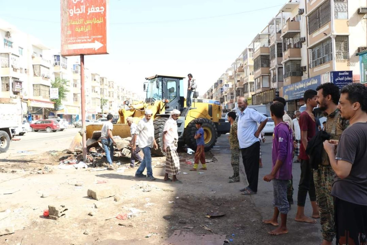 السلطة المحلية بالبريقة تنفذ حملة إزالة واسعة للعشوائيات والمخلفات بالشارع الرئيسي ومدينة إنماء