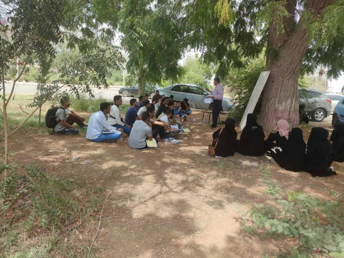 Aden University students are forced to take lessons and exams in the open due to a power outage