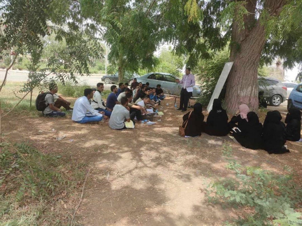 Aden University students are forced to take lessons and exams in the open due to a power outage