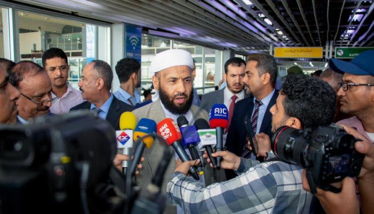 In the presence of the Ministers of Endowments and Transport, the first batch of our country’s pilgrims departed by air through Aden Airport