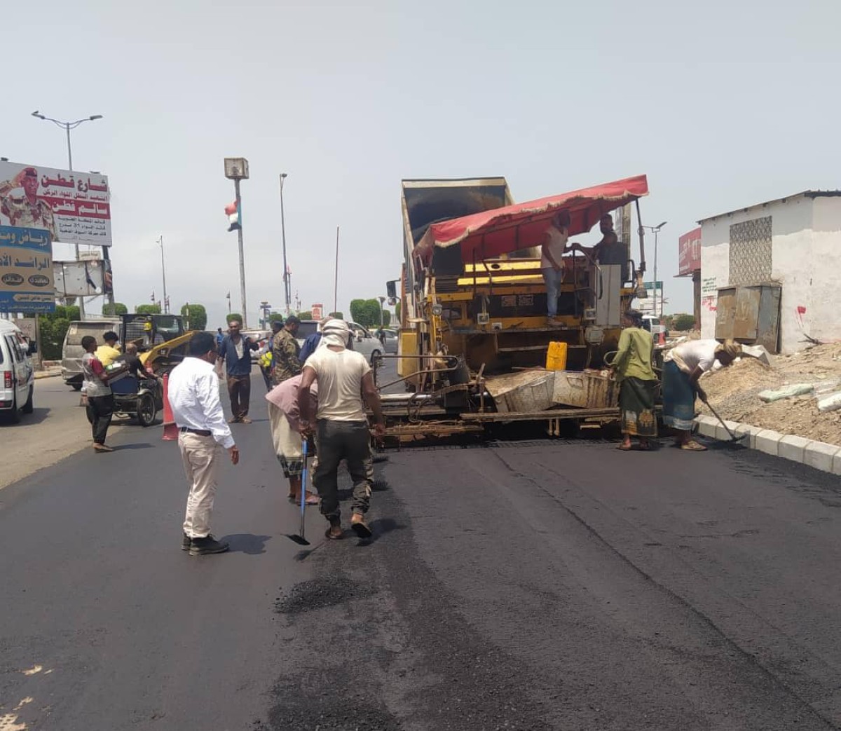 The technical teams continue to pave the route of the Caltex tour in the capital, Aden