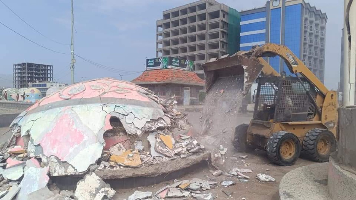 The Cleaning Fund carries out a campaign to remove slums and qat chewing places in the Abyan Coast Corniche