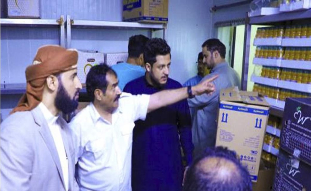 The Yemeni Hajj delegation stopped by a contractor to provide food for the pilgrims