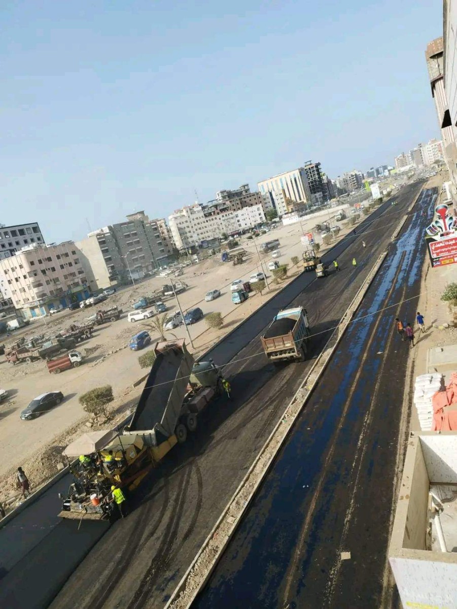 The start of asphalt work on the Al-Shiba-Al-Kathiri line in Aden