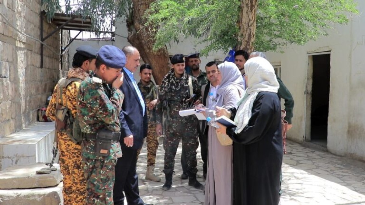 اللجنة الوطنية للتحقيق تزور السجن المركزي وسجن النساء والبحث الجنائي بمأرب