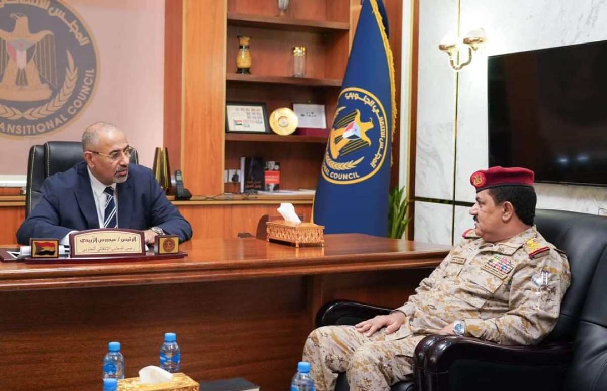 Major General Al-Zubaidi is briefed by the Minister of Defense on the latest developments in the field conditions on the battle fronts