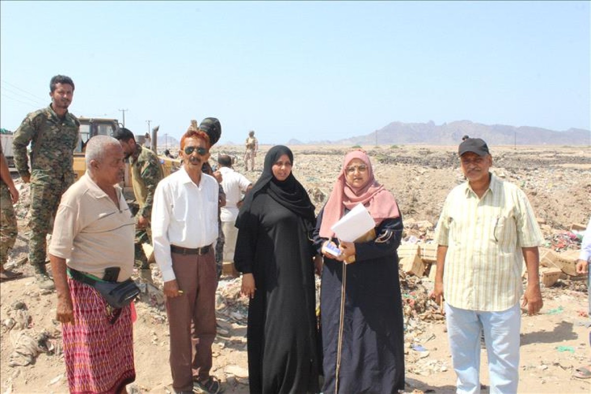 The Prosecution of Industry in Aden destroys seven tons of chicken and cheese and 354 cartons of expired medicines. “Photos”