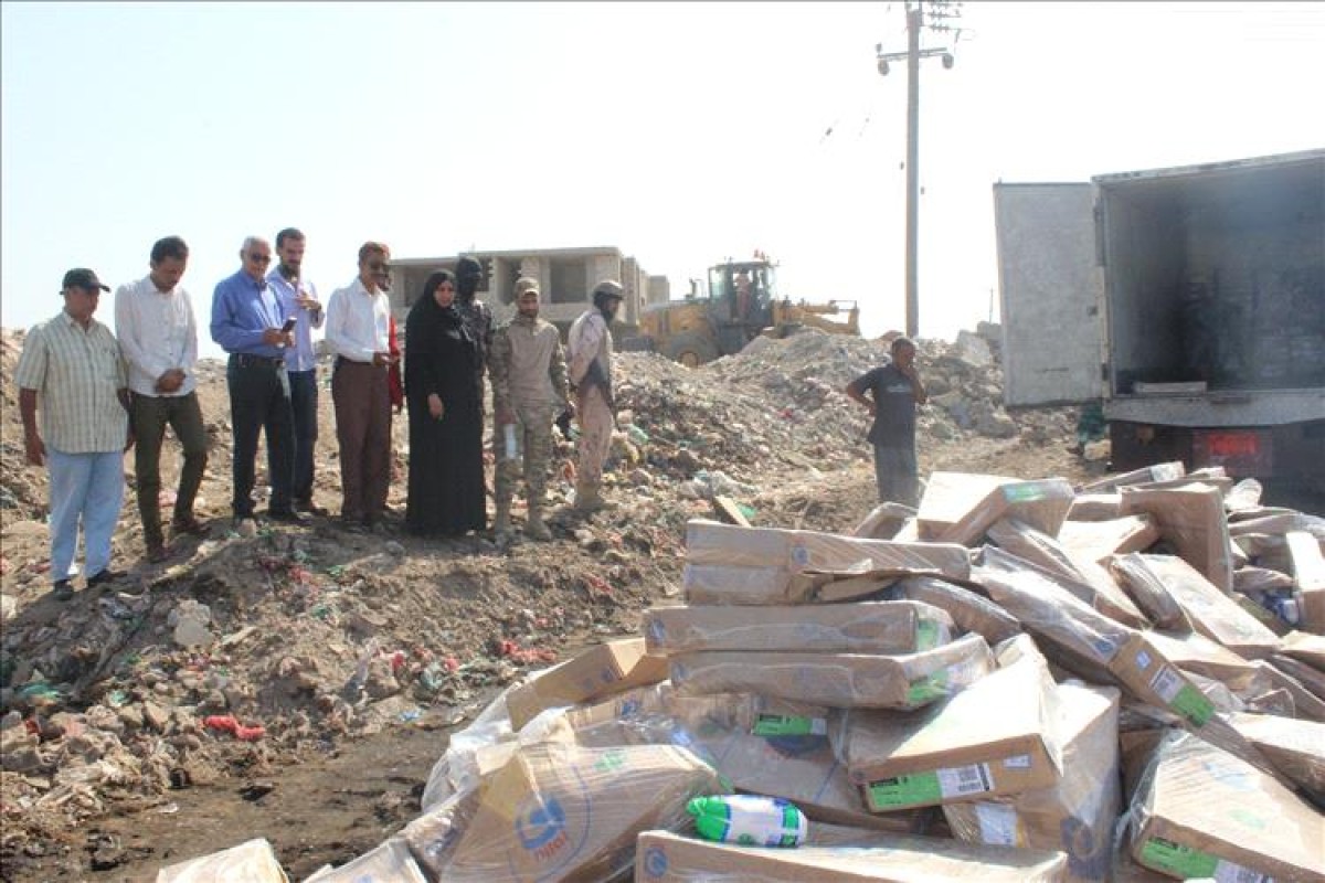 نيابة الصناعة بـ عدن تتلف سبعة أطنان من الدجاج والاجبان و354 كرتون أدوية منتهي الصلاحية "صور"