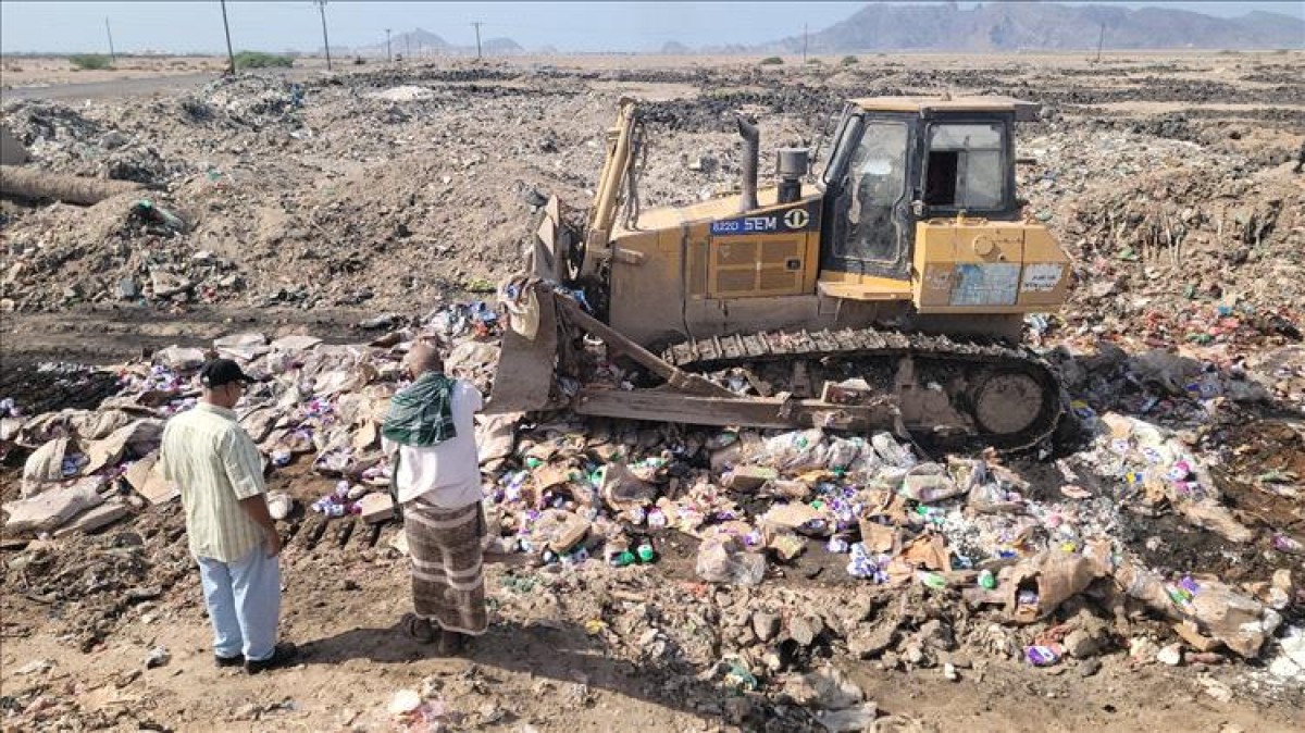 The Prosecution of Industry in Aden destroys seven tons of chicken and cheese and 354 cartons of expired medicines. “Photos”