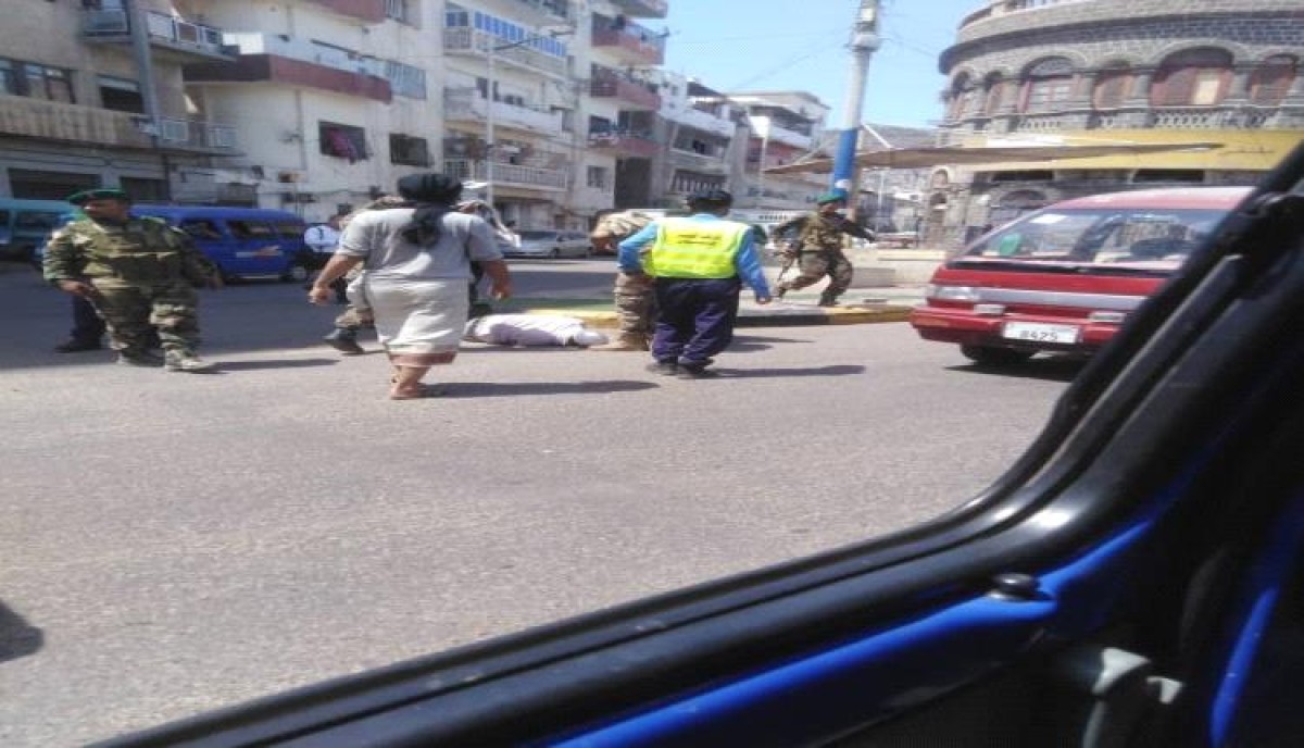 Due to high temperatures.. a new case of fainting in the middle of a public street in Aden