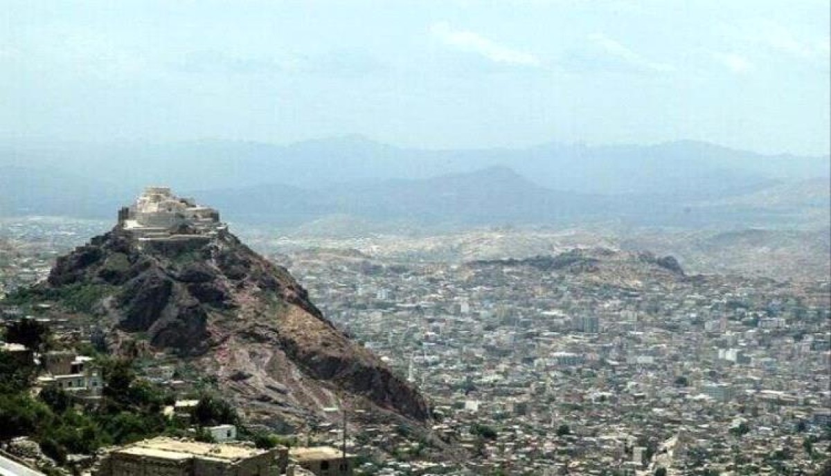 A citizen was injured as a result of Houthi bombing on the village of Al-Majsh in Taiz