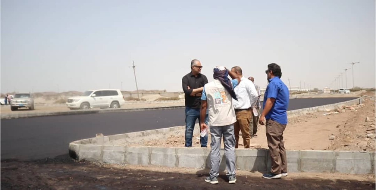 Chairman of the Road Fund Board of Directors inspects the asphalt work in the second phase of the Canadian Tour Road