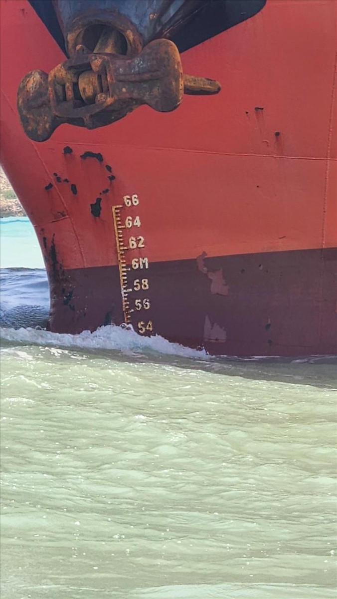 Rescuing a stranded diesel ship in Nishtun Port in Al-Mahra Governorate “Photos”