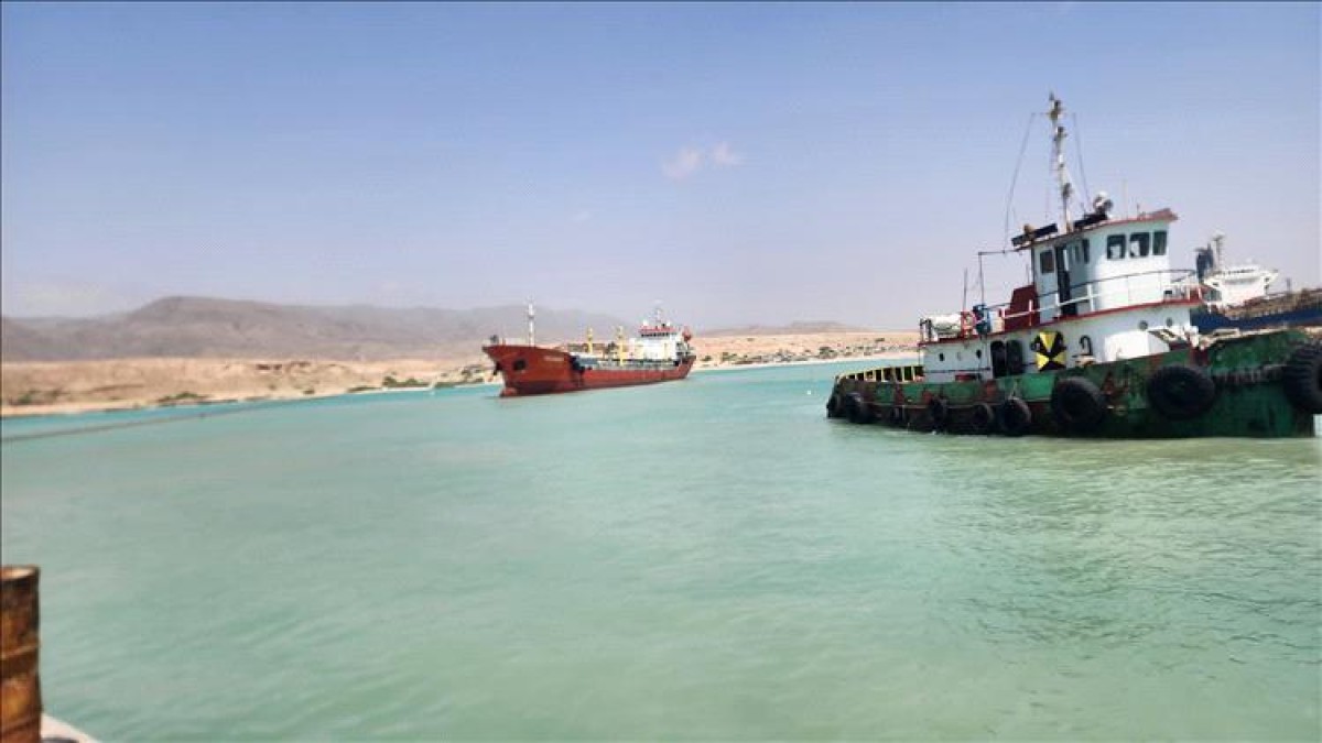 Rescuing a stranded diesel ship in Nishtun Port in Al-Mahra Governorate “Photos”