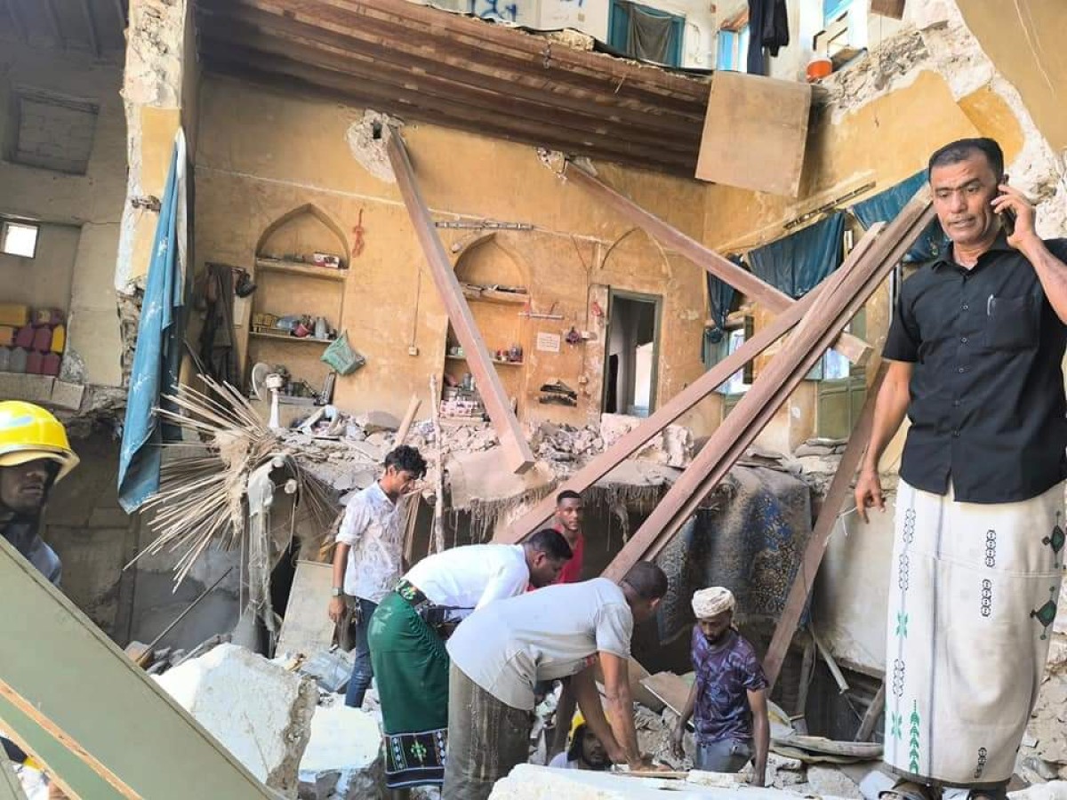 Three citizens died and were injured as a result of a house collapse in Mukalla