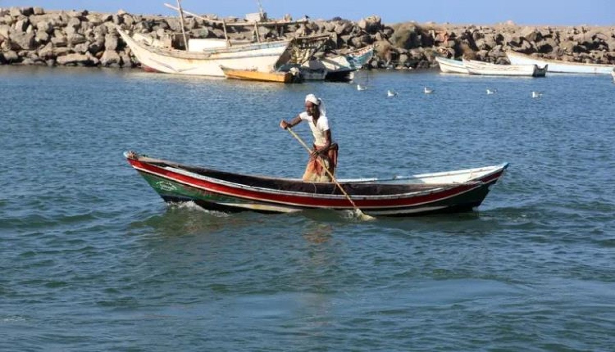 صيادون يمنيون : سفن اجنبية تقوم بتجريف الأسماك قبالة عدن والحديدة