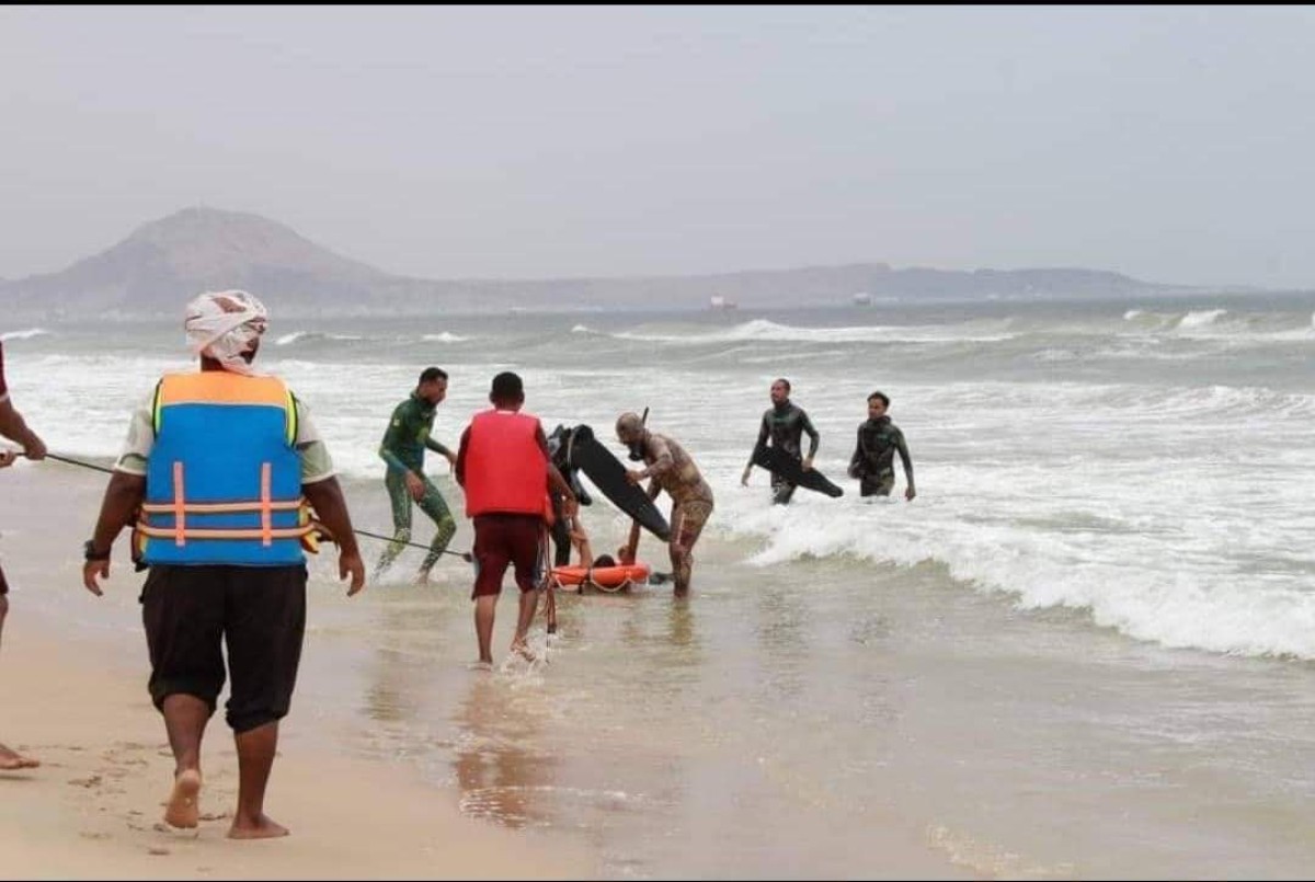 The Coast Guard in Aden warns sea-going citizens of the danger of swimming due to strong winds