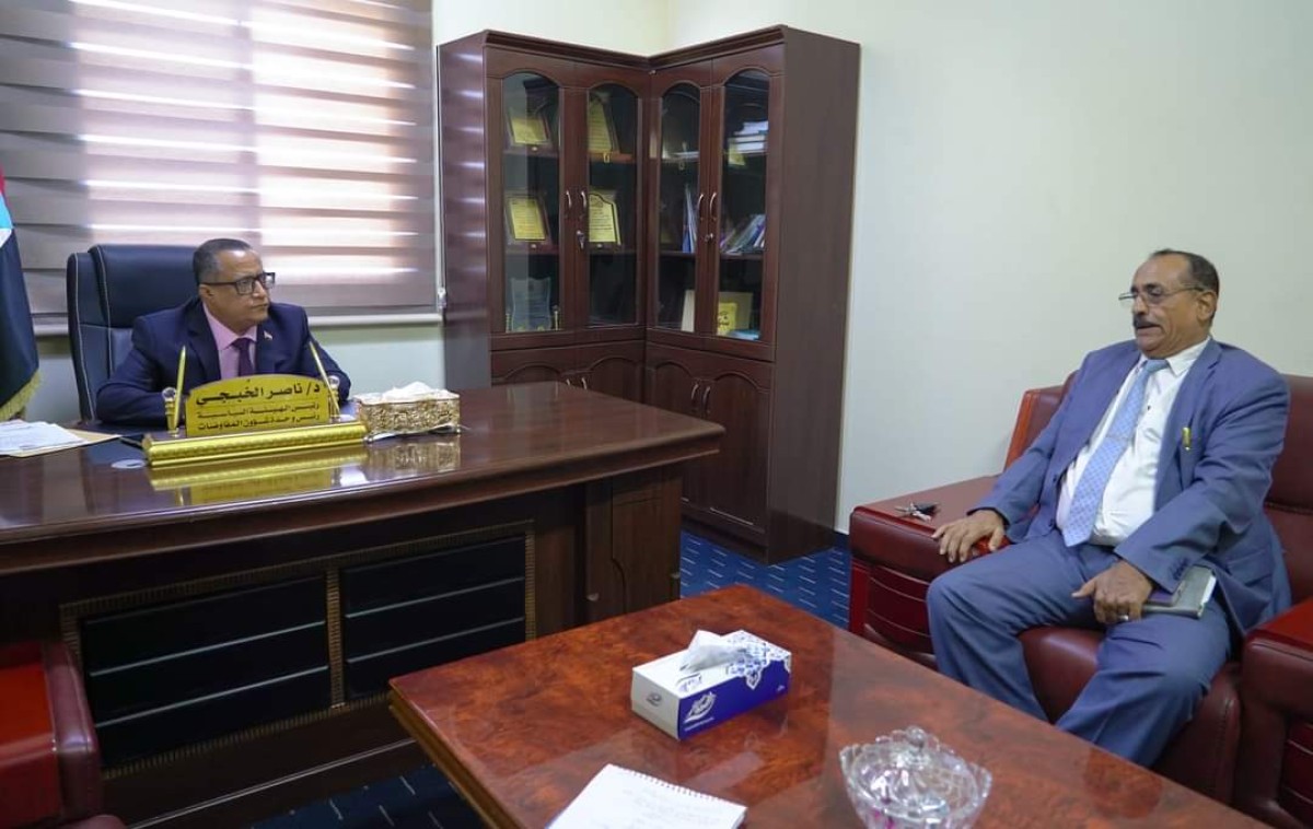 Dr. Al-Khobaji discusses with the Deputy Governor of Lahj Al-Salahi ways to support investment in the governorate